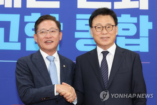 박광온 더불어민주당 원내대표(오른쪽)가 30일 오전 서울 여의도 국회에서 배진교 정의당 원내대표의 예방을 받고 악수하고 있다.<연합뉴스>